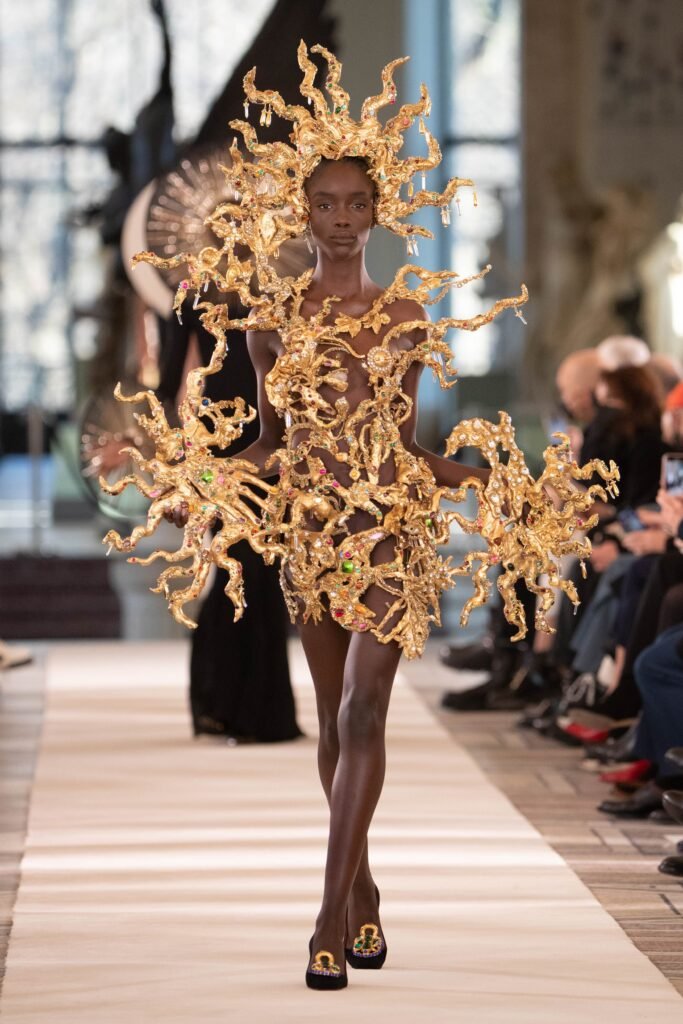 schiaparelli-hcss22-look29-1643235848